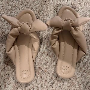 Bow flip flops